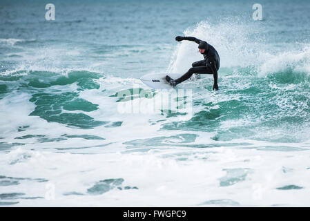 Windigen Wetterbedingungen sind ideal für Surfer am Fistral Beach in Newquay, Cornwall. Stockfoto