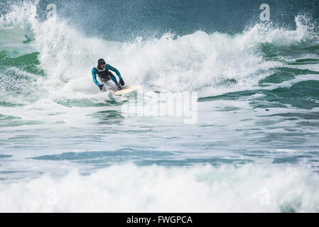 Windigen Wetterbedingungen sind ideal für Surfer am Fistral Beach in Newquay, Cornwall. Stockfoto