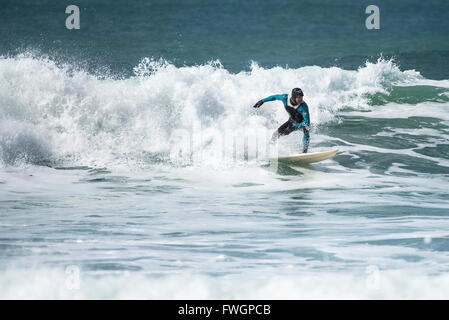 Windigen Wetterbedingungen sind ideal für Surfer am Fistral Beach in Newquay, Cornwall. Stockfoto
