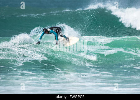 Windigen Wetterbedingungen sind ideal für Surfer am Fistral Beach in Newquay, Cornwall. Stockfoto