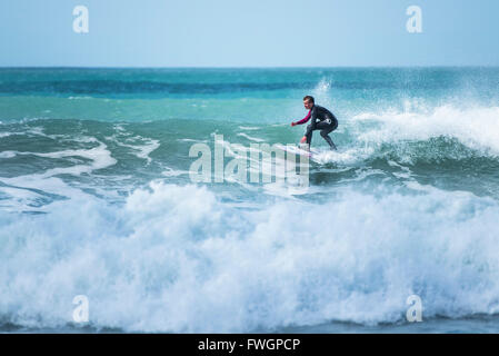 Windigen Wetterbedingungen sind ideal für Surfer am Fistral Beach in Newquay, Cornwall. Stockfoto