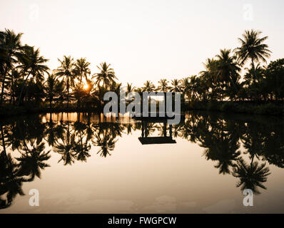 Blick auf See bei Sonnenuntergang, Backwaters in der Nähe von North Paravoor, Kerala, Indien, Südasien Stockfoto