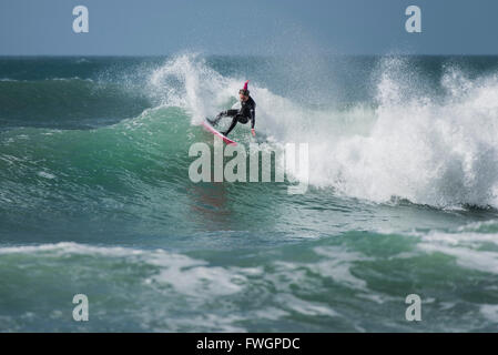 Windigen Wetterbedingungen sind ideal für Surfer am Fistral Beach in Newquay, Cornwall. Stockfoto