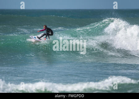 Windigen Wetterbedingungen sind ideal für Surfer am Fistral Beach in Newquay, Cornwall. Stockfoto