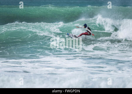 Windigen Wetterbedingungen sind ideal für Surfer am Fistral Beach in Newquay, Cornwall. Stockfoto