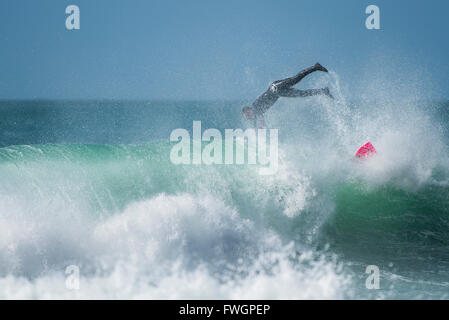 Windigen Wetterbedingungen sind ideal für Surfer am Fistral Beach in Newquay, Cornwall. Stockfoto