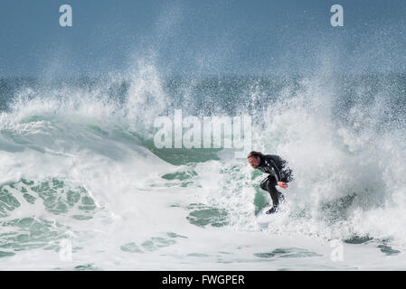 Windigen Wetterbedingungen sind ideal für Surfer am Fistral Beach in Newquay, Cornwall. Stockfoto