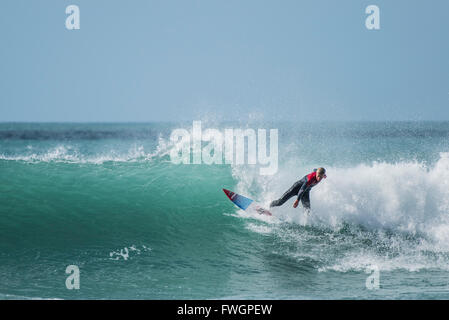Windigen Wetterbedingungen sind ideal für Surfer am Fistral Beach in Newquay, Cornwall. Stockfoto