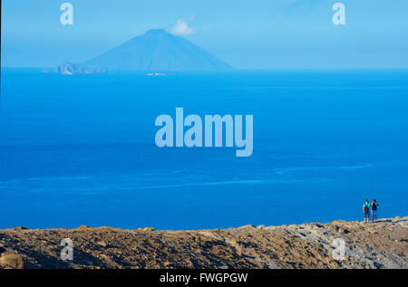 Menschen betrachten der Insel Stromboli von Gran Crater rim, Vulcano Insel, Äolischen Inseln, UNESCO, Sizilien, Italien Stockfoto