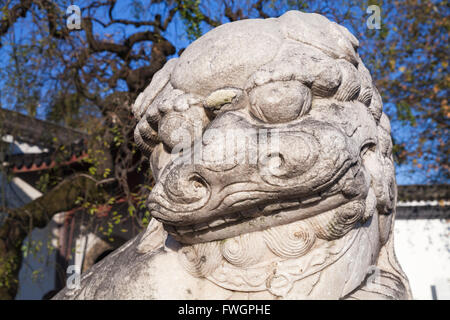 Antike chinesische Löwenstatue aus weißem Stein Stockfoto