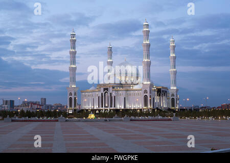 Hazrat-Sultan-Moschee, die größte in Zentralasien, bei Dämmerung, Astana, Kasachstan, Zentralasien Stockfoto