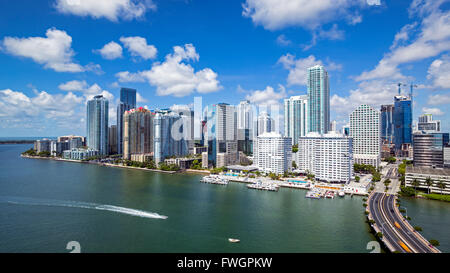 Blick vom Brickell Key, einer kleinen Insel bedeckt in Apartment-Türme auf die Skyline von Miami, Miami, Florida, USA Stockfoto