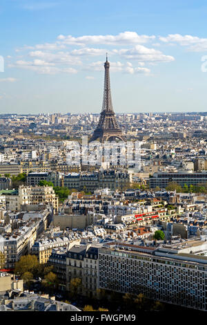 Erhöhten Blick über die Stadt mit dem Eiffelturm in der Ferne, Paris, Frankreich, Europa Stockfoto