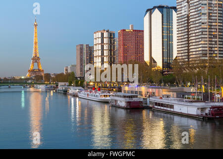 Nachtansicht der Ufer mit Hochhäusern auf der Rive Gauche und Eiffelturm, Paris, Frankreich, Europa Stockfoto