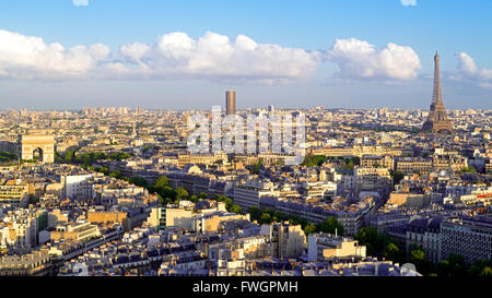 Stadt, Arc de Triomphe und dem Eiffelturm angesehen, über Dächer, Paris, Frankreich, Europa Stockfoto