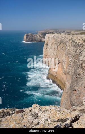 Kalkstein-Klippen laufen nördlich von Kap St. Vincent (Cabo de Sao Vicente) die südwestliche zeigen, Algarve, Portugal Stockfoto