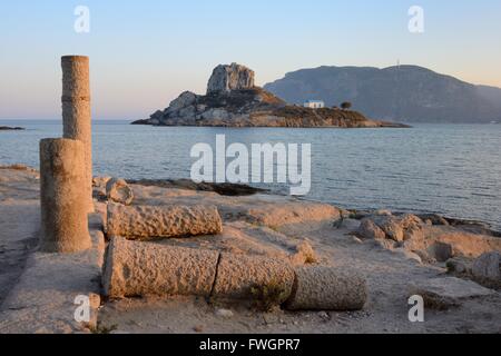 Basilika des Agios Stefanos Ruinen mit Kastri Inselchen und St.-Nikolaus-Kapelle bei Sonnenuntergang, Kos, Dodekanes, griechische Inseln Stockfoto