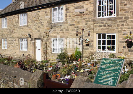 Ferienhäuser in Eyam, berühmt für ihre Verbindung mit dem Dorf 17. Jahrhundert Pest Ausbruch Derbyshire UK Peak District Stockfoto