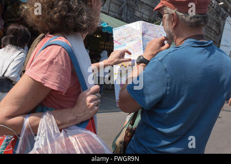 Paar Lesung Karte im Chatuchak Markt Bangkok Stockfoto