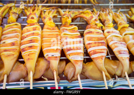 Gegrillten Fisch zum Verkauf an Food Stall Chatuchak Markt Bangkok Stockfoto