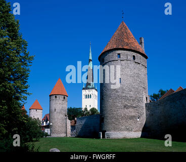 Mittelalterliche Stadtmauer und Turm von Olai Kirche, Tallinn, Estland, Europa Stockfoto