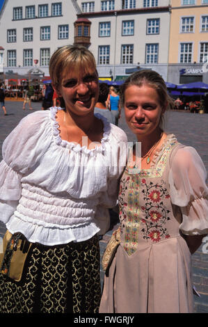 Frauen am Rathaus Sqaure Raekoja Plats, Tallinn, Estland, Europa Stockfoto