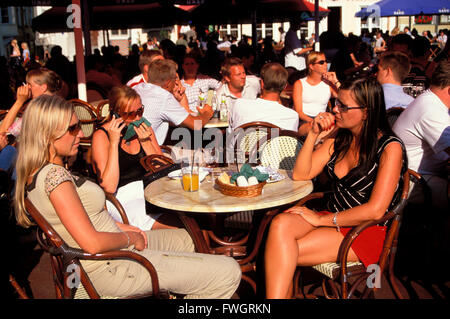 Touristen in der Town Hall square Raekoja Plats, Tallinn, Estland, Europa Stockfoto