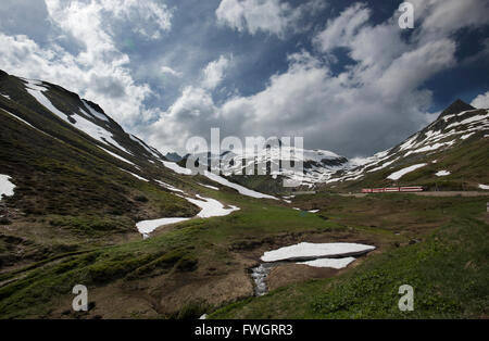 Oberalppass (rätoromanisch: Alpsu oder Cuolm d'Ursera, Deutsch: Oberalppass) (El 2044 m.) ist ein hoher Gebirgspass in den Schweizer Alpen Stockfoto