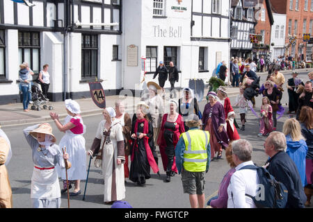 Tewkesbury, UK - 17. Juli 2015: Die allererste Tewksbury Mittelalterfest Parade am 17. Juli 2015 Church Street, Tewkesbury Stockfoto