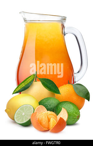MultiFruit Zitrussaft Kanne oder Krug mit Zitrusfrüchten im Vordergrund. Separate Beschneidungspfade für Krug für ganze composit Stockfoto