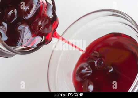 Kirschmarmelade in einem Glas Stockfoto