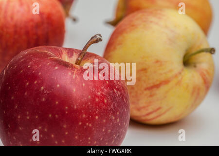 rote Äpfel auf einem Tisch Stockfoto