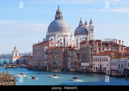 Boote, die auf dem Canal Grande mit der Basilika Santa Maria della Salute im Hintergrund fahren, Venedig, Venetien. Italien. Stockfoto