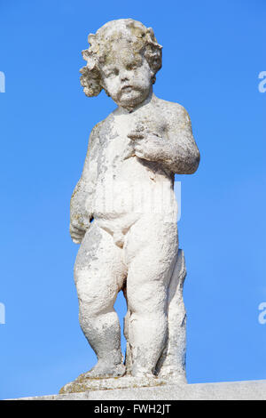 Die Statue eines Kindes auf dem Canale della Giudecca, Venedig. Venetien, Italien. Stockfoto