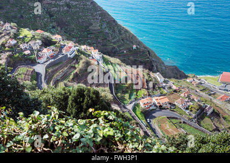 Blick von der Ortschaft Porto Moniz mit Lavagestein Pool, die Insel Madeira, Portugal Stockfoto