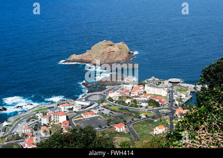 Blick von der Ortschaft Porto Moniz mit Lavagestein Pool, die Insel Madeira, Portugal Stockfoto