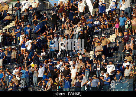 San Diego, CA, USA. 4. April 2016. SAN DIEGO, CA, USA--4. APRIL 2016:. |. PADRES vs. DODGERS. Petco Park war voll für den Saisonauftakt zu Hause gegen die Los Angeles Dodgers mit 44.317 Fans anwesend. |. Obligatorische Credit: Foto von NELVIN C. CEPEDA, SAN DIEGO UNION-TRIBUNE © Nelvin C. Cepeda/U-T San Diego/ZUMA Draht/Alamy Live-Nachrichten Stockfoto