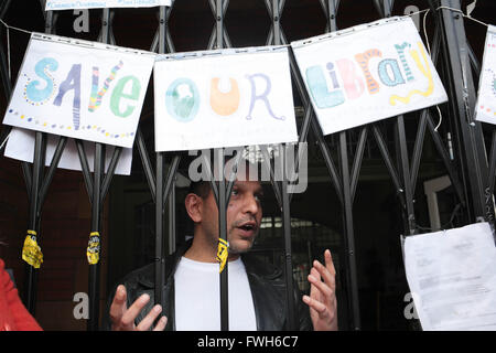 London, UK. 5. April 2016. Ein Mann während der Besetzung der Carnegie-Bibliothek aus Protest gegen den Beschluss des Rates, s es als ein Fitness-Studio zu sanieren Lambeth. Stockfoto