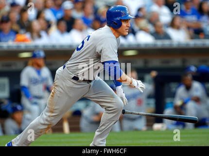 San Diego, CA, USA. 24. März 2016. SAN DIEGO, CA - 4. APRIL 2015 - | Dodgers Chase Utley trifft ein RBI im 6. Inning gegen die Padres. | (K.c. Alfred / San Diego Union-Tribune © K.C. Alfred/U-T San Diego/ZUMA Draht/Alamy Live News Stockfoto