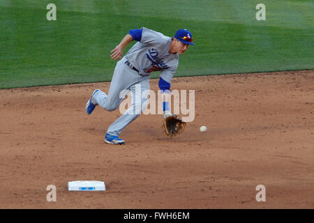 San Diego, CA, USA. 4. April 2016. SAN DIEGO, CA, USA--4. APRIL 2016:. |. PADRES vs. DODGERS. Dodgers Chase Utley Felder einen Infield-Boden-Ball zu werfen, Padres Jon Jay im 6. Inning. |. Obligatorische Credit: Foto von NELVIN C. CEPEDA, SAN DIEGO UNION-TRIBUNE © Nelvin C. Cepeda/U-T San Diego/ZUMA Draht/Alamy Live-Nachrichten Stockfoto