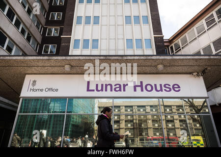 London, UK. 5. April 2016. Home-Office UK Visa und Einwanderung HQ (UKBA) Lunar House in East Croydon Credit: Guy Corbishley/Alamy Live-Nachrichten Stockfoto