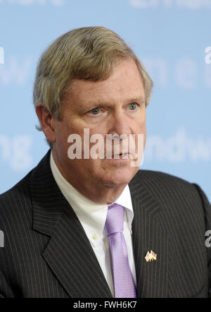 Berlin, Deutschland. 5. April 2016. Vereinigte Staaten Minister fuer Landwirtschaft Thomas J. Vilsack liefert Bemerkungen während einer gemeinsamen Pressekonferenz mit der deutschen Landwirtschaft minister Christian Schmidt (nicht abgebildet) nach Gesprächen in Berlin, Deutschland, 5. April 2016. Foto: RAINER JENSEN/Dpa/Alamy Live-Nachrichten Stockfoto