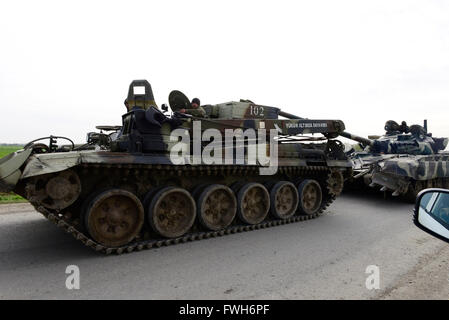 (160405)--Berg-Karabach, 5. April 2016 (Xinhua)--Tanks in Aserbaidschans Gapanli Dorf an der Grenze Region Berg-Karabach zu 5. April 2016 zu sehen sind. Die armenischen und aserbaidschanischen Verteidigungsministerien bestätigt Dienstag, dass ein Waffenstillstandsabkommen in der umstrittenen Region Bergkarabach derzeit vorbereitet wird. (Xinhua/Tofik Babayev) (dh) Stockfoto