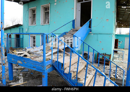 (160405)--Berg-Karabach, 5. April 2016 (Xinhua)--Häuser beschädigt im jüngsten Konflikte in Aserbaidschans Gapanli Dorf an der Grenze Region Berg-Karabach zu 5. April 2016 zu sehen sind.  Die armenischen und aserbaidschanischen Verteidigungsministerien bestätigt Dienstag, dass ein Waffenstillstandsabkommen in der umstrittenen Region Bergkarabach derzeit vorbereitet wird.  (Xinhua/Tofik Babayev) (dh) Stockfoto