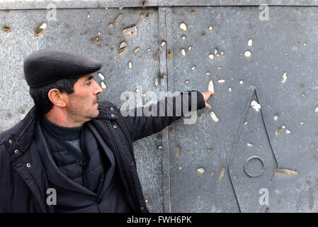 (160405)--Berg-Karabach, 5. April 2016 (Xinhua)--ein Dorfbewohner zeigt die Reliquien der Kugeln in Aserbaidschans Gapanli Dorf an der Grenze Region Berg-Karabach zu 5. April 2016.  Die armenischen und aserbaidschanischen Verteidigungsministerien bestätigt Dienstag, dass ein Waffenstillstandsabkommen in der umstrittenen Region Bergkarabach derzeit vorbereitet wird.  (Xinhua/Tofik Babayev) (dh) Stockfoto