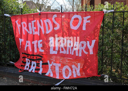 Protest gegen die Schließung der Carnegie-Bibliothek in Herne Hill, Süd-London, UK. 5. April 2016. Stockfoto