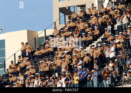 San Diego, CA, USA. 4. April 2016. SAN DIEGO, CA, USA--4. APRIL 2016:. |. PADRES vs. DODGERS. Petco Park war voll für den Saisonauftakt zu Hause gegen die Los Angeles Dodgers mit 44.317 Fans anwesend. |. Obligatorische Credit: Foto von NELVIN C. CEPEDA, SAN DIEGO UNION-TRIBUNE © Nelvin C. Cepeda/U-T San Diego/ZUMA Draht/Alamy Live-Nachrichten Stockfoto