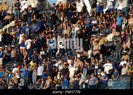 San Diego, CA, USA. 4. April 2016. SAN DIEGO, CA, USA--4. APRIL 2016:. |. PADRES vs. DODGERS. Petco Park war voll für den Saisonauftakt zu Hause gegen die Los Angeles Dodgers mit 44.317 Fans anwesend. |. Obligatorische Credit: Foto von NELVIN C. CEPEDA, SAN DIEGO UNION-TRIBUNE © Nelvin C. Cepeda/U-T San Diego/ZUMA Draht/Alamy Live-Nachrichten Stockfoto