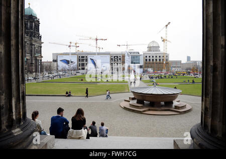 Berlin, Deutschland. 4. April 2016. Menschen arbeiten auf der Vorderseite das Berliner Stadtschloss in Berlin, Deutschland, 4. April 2016, mit der so genannten Humboldt-Box im Bild im Vordergrund. Foto: RAINER JENSEN/Dpa/Alamy Live-Nachrichten Stockfoto