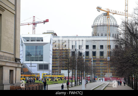 Berlin, Deutschland. 4. April 2016. Menschen arbeiten auf der Vorderseite das Berliner Stadtschloss in Berlin, Deutschland, 4. April 2016, mit der so genannten Humboldt-Box auf der linken Seite abgebildet. Foto: RAINER JENSEN/Dpa/Alamy Live-Nachrichten Stockfoto